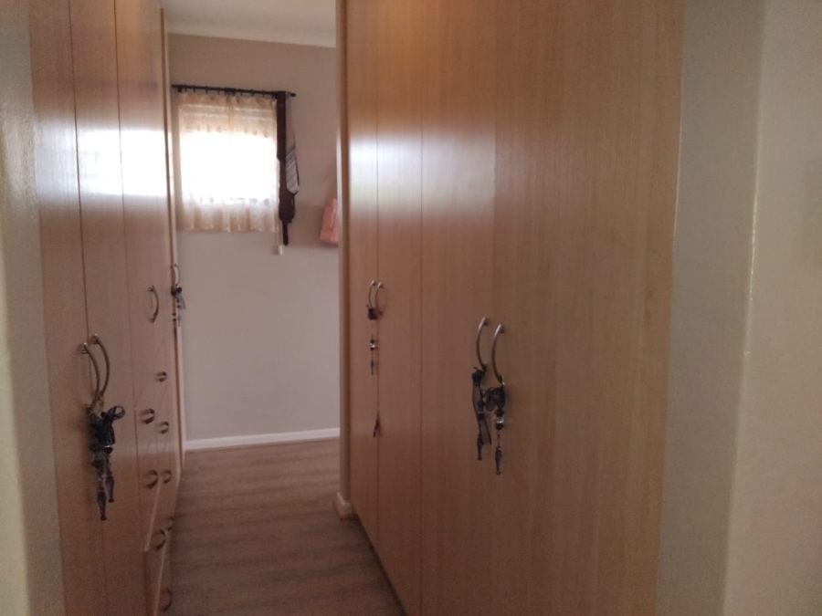 5 Bedroom Property for Sale in Myburgh Park Western Cape